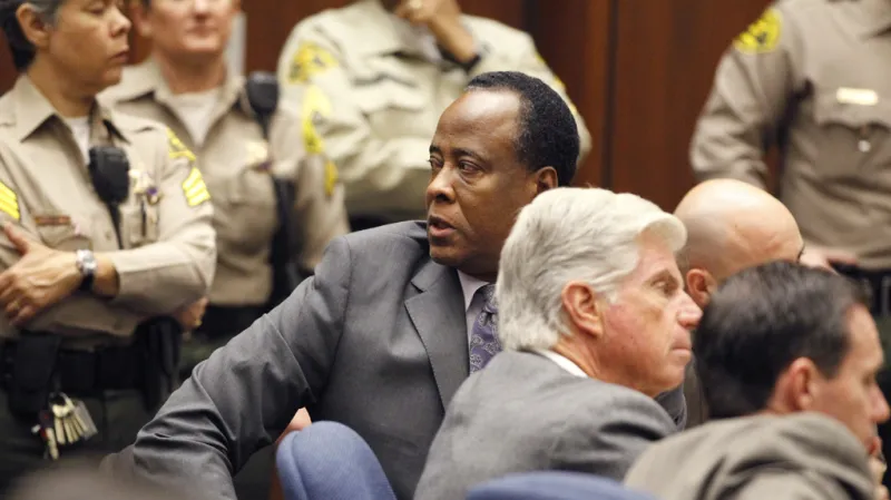 Conrad Murray dostal za zabití Jaksona čtyřletý trest