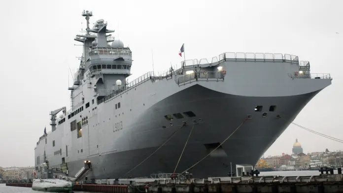 Francouzské námořnictvo má tři výsadkové a velitelské lodě třídy Mistral, další dvě objednalo Rusko