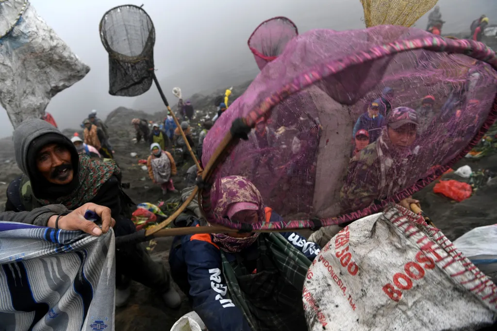 Na svazích indonéské sopky Mount Bromo se pravidelně scházejí hinduisté, aby během obřadu Kasada symbolicky chytali do sítí oběti, které následně házejí do kráteru. Sopka je pak má vymrštit zpět