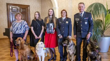Eva Ulmová s fenou Kali, Ema Horáková se psem Tobym, Eliška Eisová s portrétem feny Elvíry, Klára Šlechtová s fenou Ornou a Petr Houdek se psem Codym