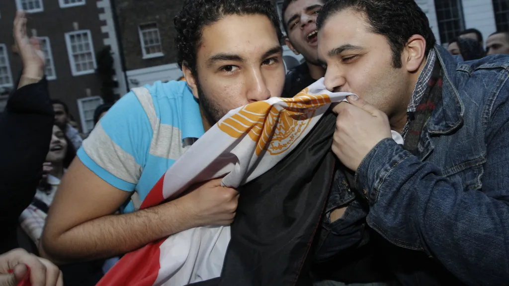 Egypťané slaví Mubarakovu rezignaci 11. února 2011