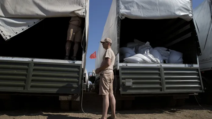 Ruský konvoj čekající před ukrajinskou hranicí