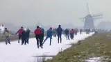 Nizozemci bruslí na zamrzlých vodních kanálech