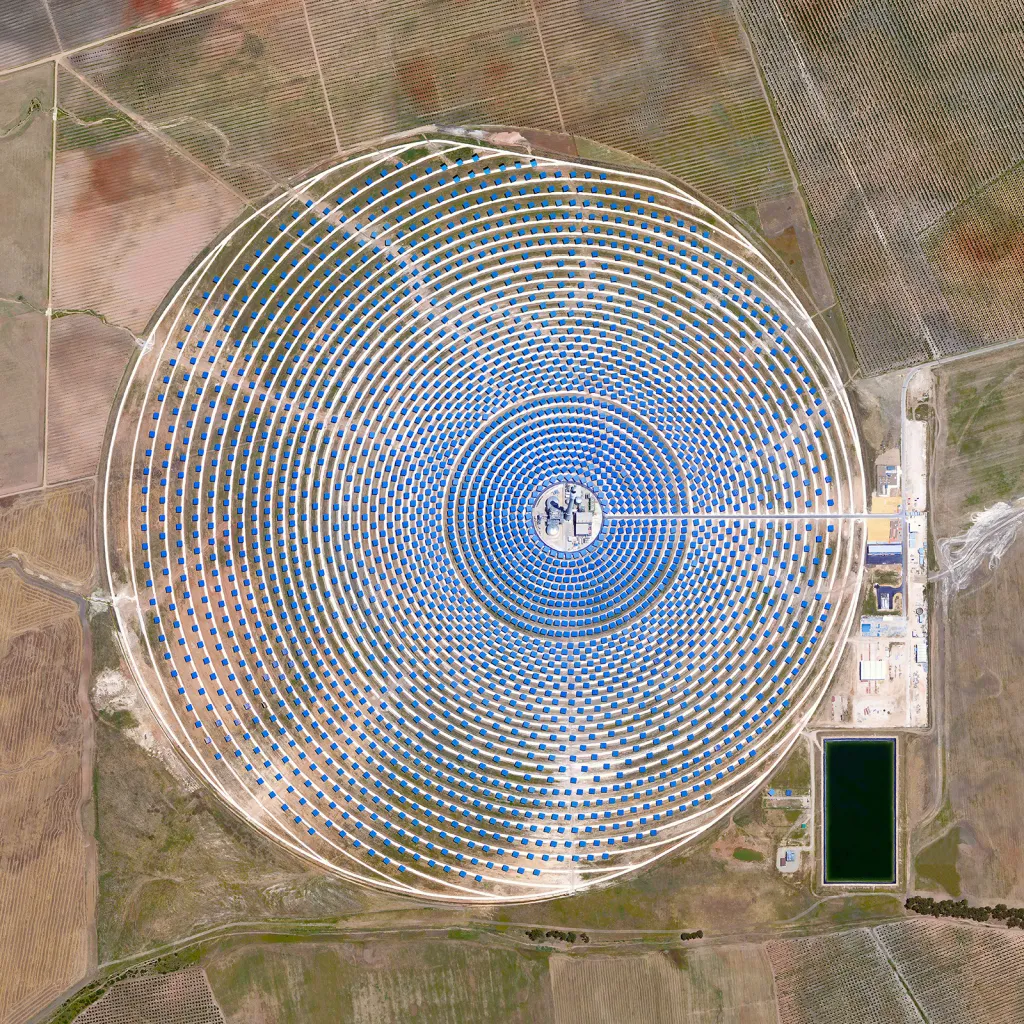 Solární elektrárna Gemasolar v Seville ve Španělsku sestává z 2650 heliostatických zrcadel, které soustřeďují odražené sluneční paprsky do jednoho ohniska - na vysokou věž. V té zahřívají roztavené soli tekoucí přes centrální věž o výšce 140 m. Roztavená sůl pak cirkuluje z věže do zásobní nádrže, kde se používá k výrobě páry a generování elektřiny. Celkově zařízení každoročně pokryje spotřebu přibližně 30 000 španělských domácností a zabrání emisím cca 30 000 tun oxidu uhličitého.