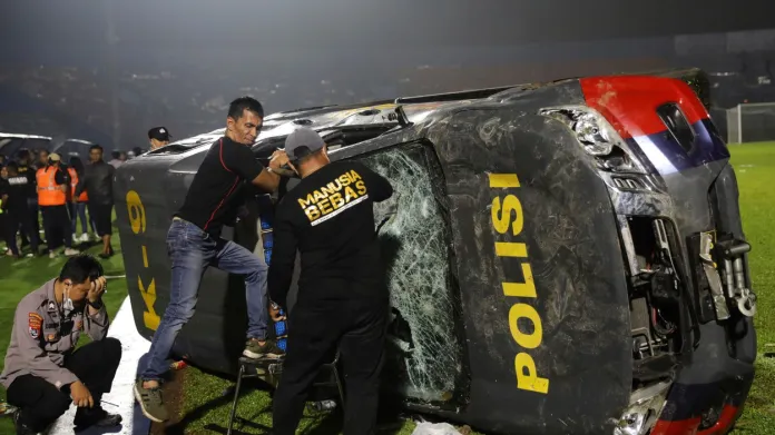 Násilí na fotbalovém zápase v Indonésii