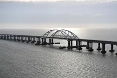 Více než půl dekády po anexi spojil železniční most Krym s ruskou pevninou