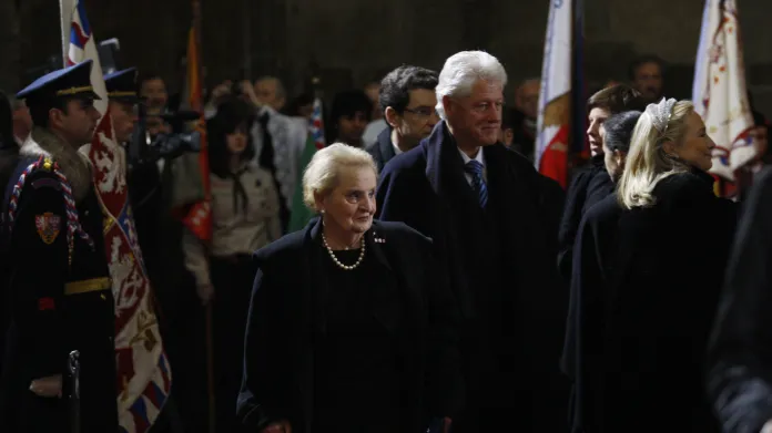 Madeleine Albrightová a Bill Clinton na pohřbu Václava Havla (2011)