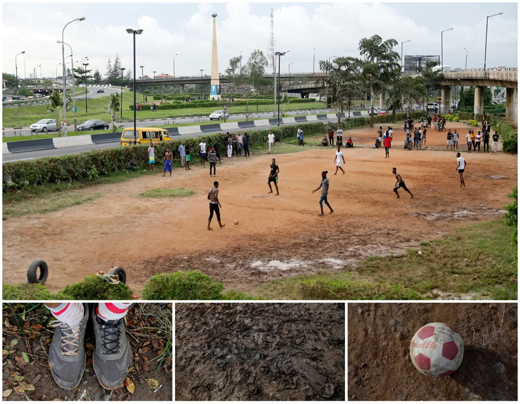 Fotbalový plácek v blízkosti mimoúrovňových křižovatek na předměstí města Lagos v Nigerii