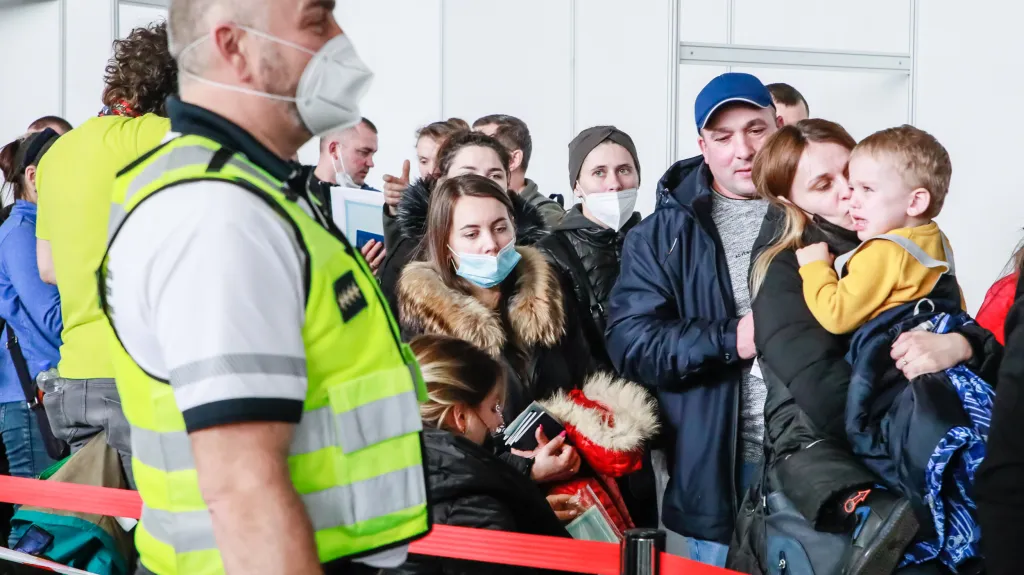 Lidé utíkající před válkou na Ukrajině čekají na registraci v asistenčním centru v Brně