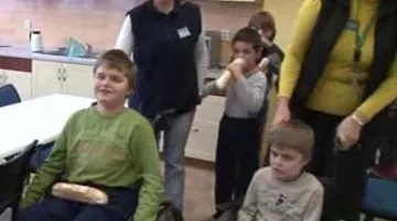 Rozdávání baget dětem