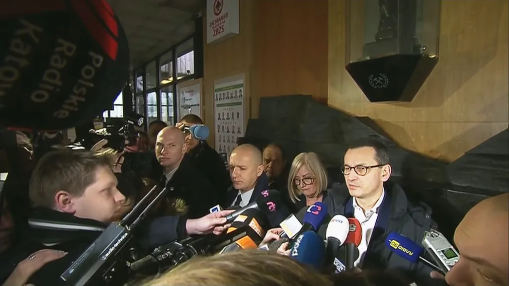 Důl ČSM navštívil po tragédii polský premiér Mateusz Morawiecki (vpravo). Polsko kvůli neštěstí vyhlásilo na neděli státní smutek.