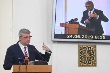 HN: Havlíček říkal velvyslanci Ruska, že by firmám pomohl konec sankcí. Jejich prodloužení však respektuje