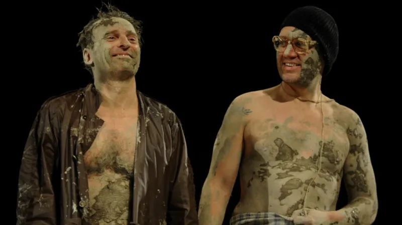 David Prachař a David Matásek ve hře Čekání na Godota na Nové scéně Národního divadla v Praze