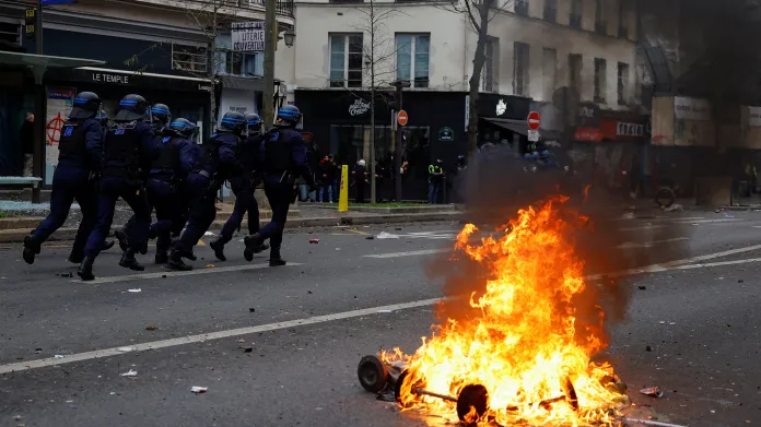 Policisté zasahují během protestů Kurdů v Paříži