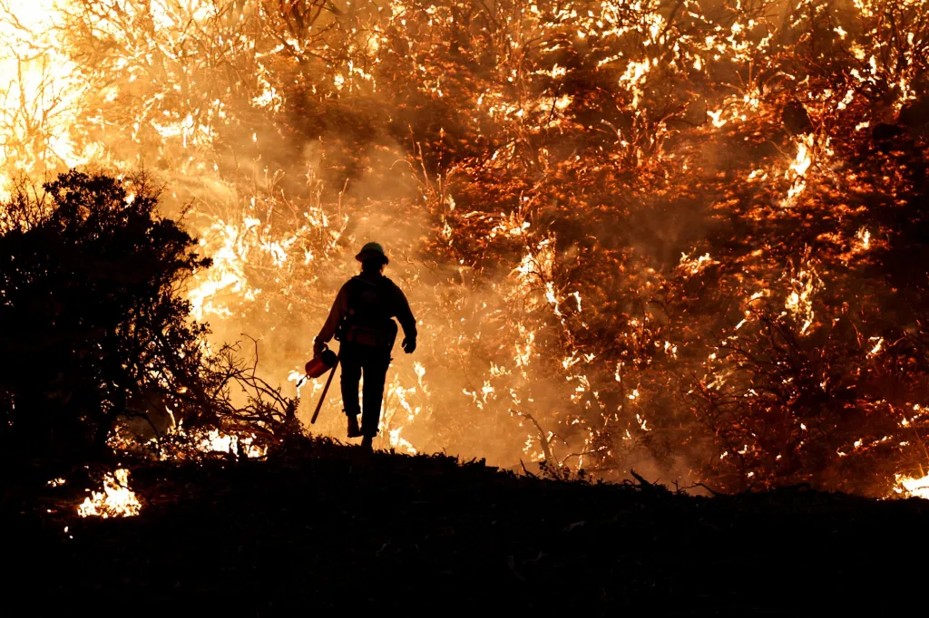 Hasiči v Kalifornii dál bojují s lesními požáry, které trvají téměř dva měsíce. Fotografie ukazuje hasiče, který zasahuje na území zvaném Grizzly Flats, které zachvátil oheň během uplynulého týdne