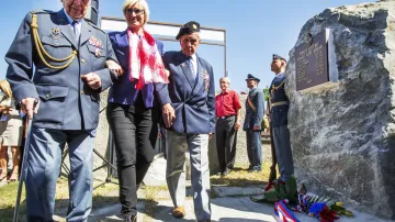Veteráni Alois Dubec a Josef Švarc a ministryně obrany Karla Šlechtová