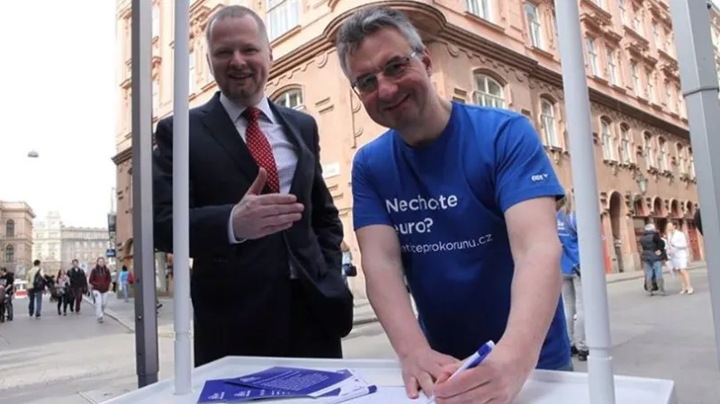 Petr Fiala a Jan Zahradil společně podepsali Petici pro korunu