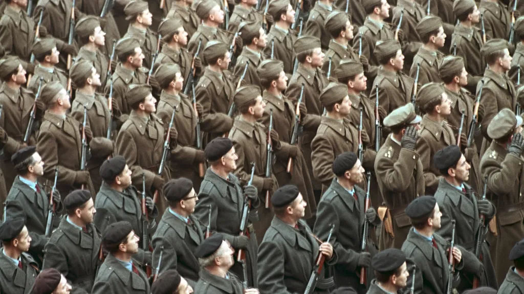 Československá lidová armáda a Lidové milice. Vzpomínky na vojnu spojují ozbrojené domobrance v Česku