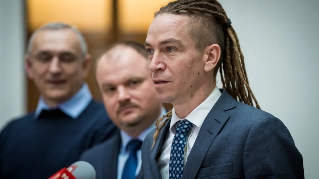 Vicepremiér Ivan Bartoš (Piráti), ředitel DIA Martin Mesršmíd a jeho zástupce Petr Kuchař (zprava)