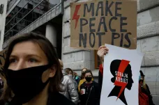 Desítky tisíc Poláků vyšly do ulic kvůli zákazu potratů