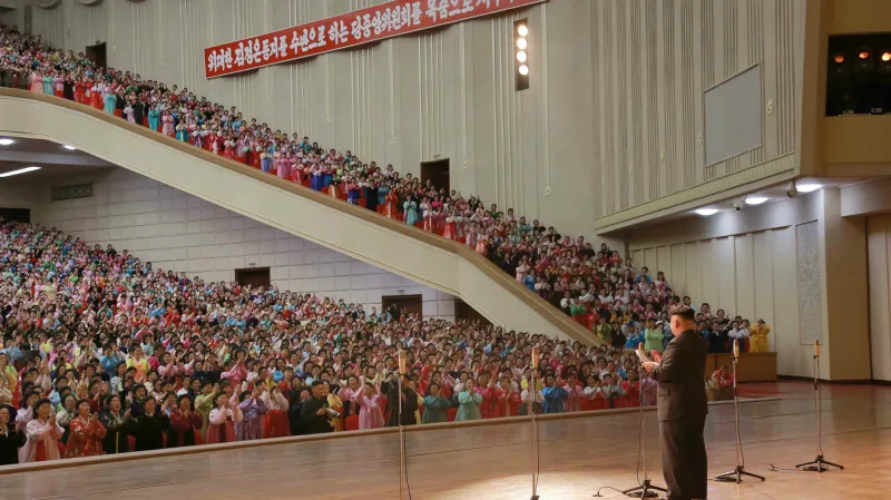 Kim Čong-un při setkání s manželkami vojáků