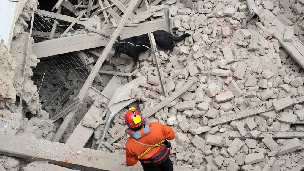 Zřícený dům v Soukenické ulici (2. 10. 2009)