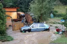 Silná bouře na Šumpersku zaplavila domy a strhla auta. Desítky výjezdů kvůli počasí hlásí i středočeští hasiči