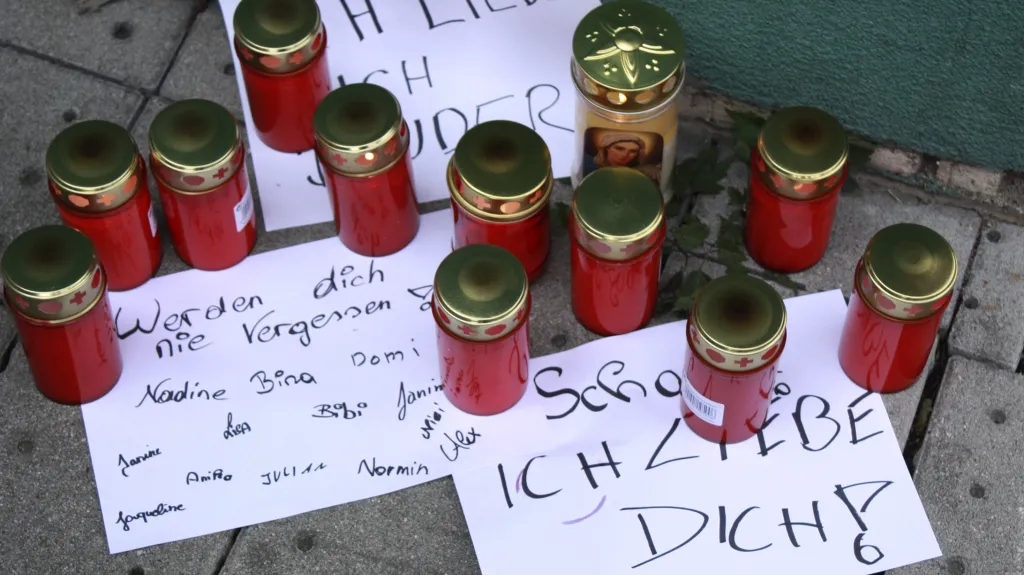 Svíčky na památku zastřeleného 14letého zloděje