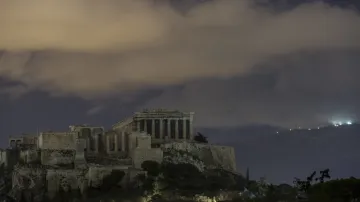Do tmy ponořená Akropole.