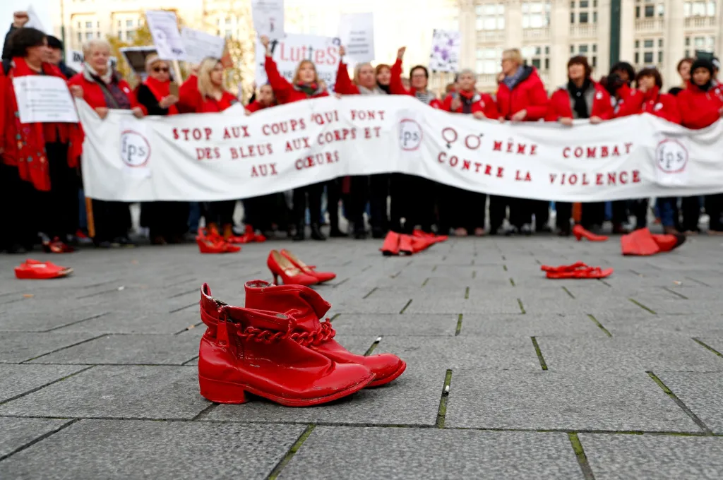 Červené boty na zemi jsou symbolem hnutí, které se staví proti násilí na ženách.  Demonstace proběhla 24. listopadu v centru Bruselu
