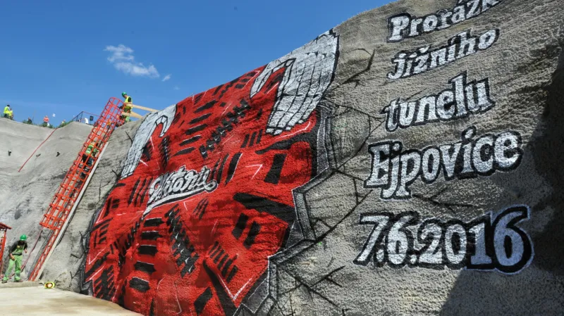 Slavnostní proražení prvního tubusu