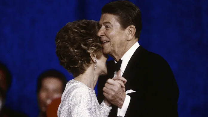 Nancy a Ronald Reaganovi na inauguračním plese (1985)