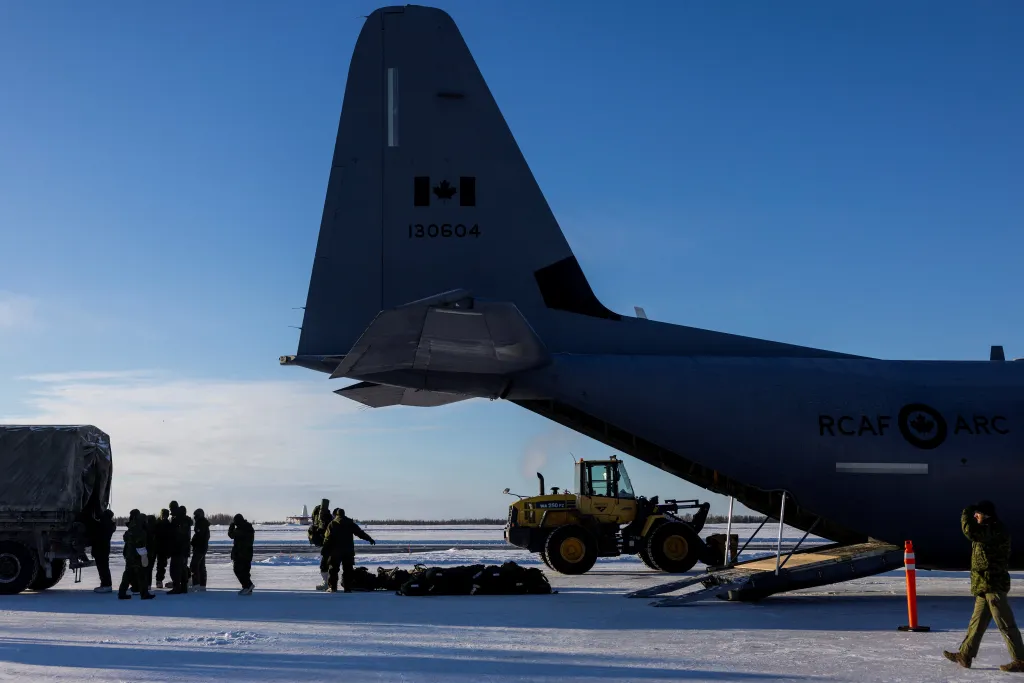 Cvičení kanadských jednotek v Arktidě