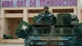 Francouzští vojáci před letištěm v Timbuktu