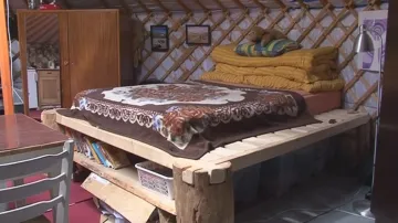 Ručně vyráběná postel
