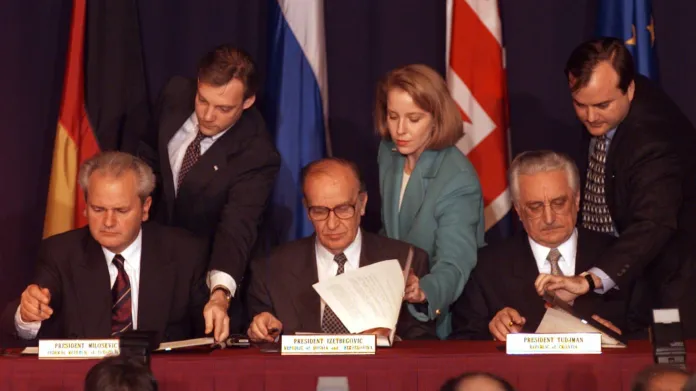 Slobodan Milošević, Alija Izetbegović a Franjo Tudjman parafují na základně u Daytonu mírovou dohodu. Formálně byl dokument stvrzen 14. prosince 1995 v Paříži