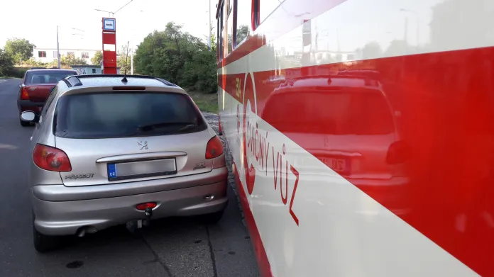 Řidiči aut často blokují provoz pražských tramvají