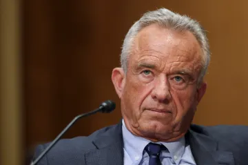 „Pane, vy jste šarlatán,“ grilovali senátoři Kennedyho kvůli očkování