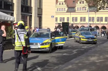 V centru Lipska vjel řidič auta do lidí, dva lidi zabil a další zranil