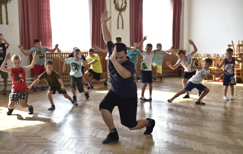 K zachování tradice přispívají školy tance. Ondřej Siman a Petr Oulehla (uprostřed) pořádají  v Kunovicích na Uherskohradišťsku kurzy verbuňku pro děti i dospělé. Snímek vznikl v srpnu 2019