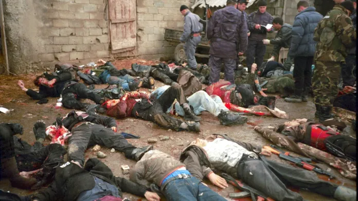 Těla etnických Albánců zmasakrovaných Srby v kosovské obci Rogovo na snímcích německého pozorovatele OBSE (29. 1. 1999)