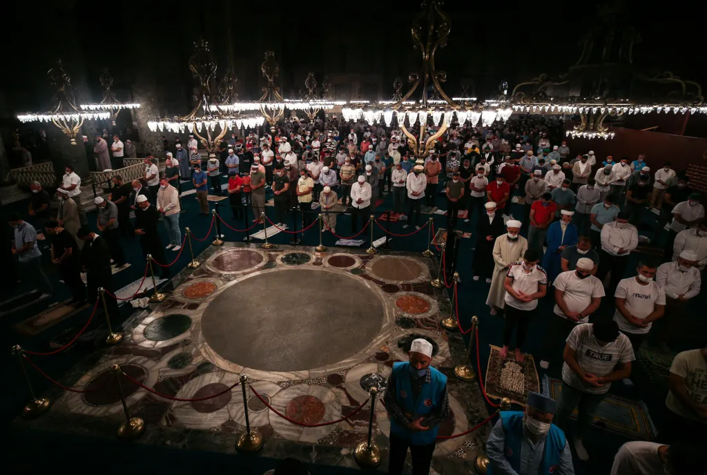 Lidé se modlí v chrámu Hagia Sophia v Istanbulu