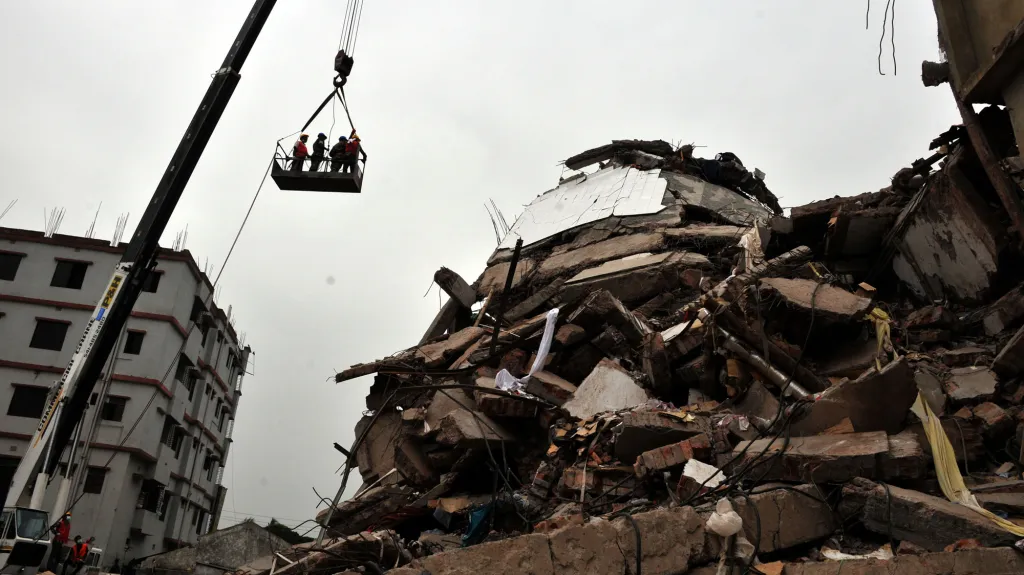 Trosky zřícené továrny v Dháce