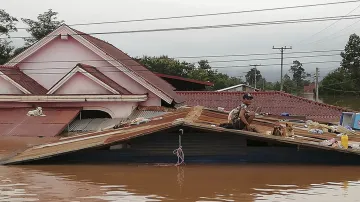 Voda z protržené hráze zaplavila řadu domů