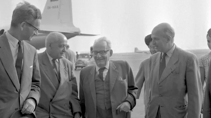 Max Brod (uprostřed) při návštěvě Prahy v roce 1964