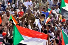 V Súdánu odstoupil i vlivný šéf tajné služby, organizátoři protestů jednali s vojáky o civilní vládě