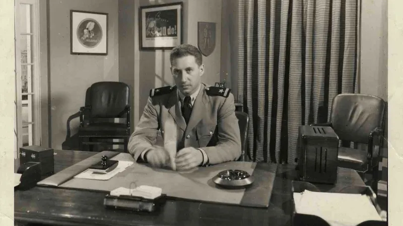 Budd Schulberg v roce 1945, kdy sloužil v Úřadu pro strategické služby (z filmu Filmmakers for the Prosecution)