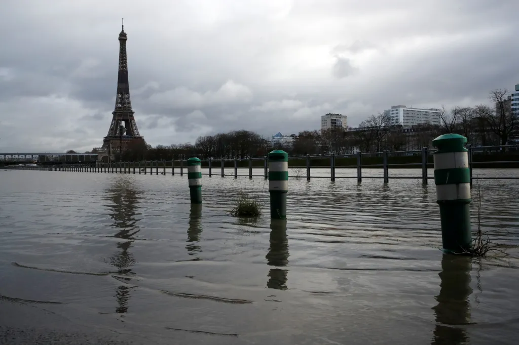Řeka Seina se na několika místech vylila ze svého koryta. Záplavy postihly i hlavní město Paříž