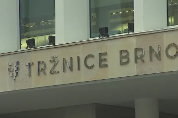 Stánky na brněnském Zelném trhu jsou téměř obsazené. Do kryté tržnice se obchodníci tolik nehrnou