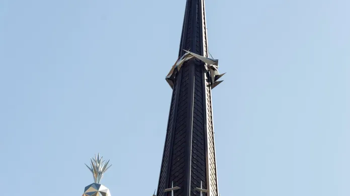 Nový kříž na menší věži olomouckého Červeného kostela